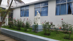 Jardín de rosas frente a la Capilla 